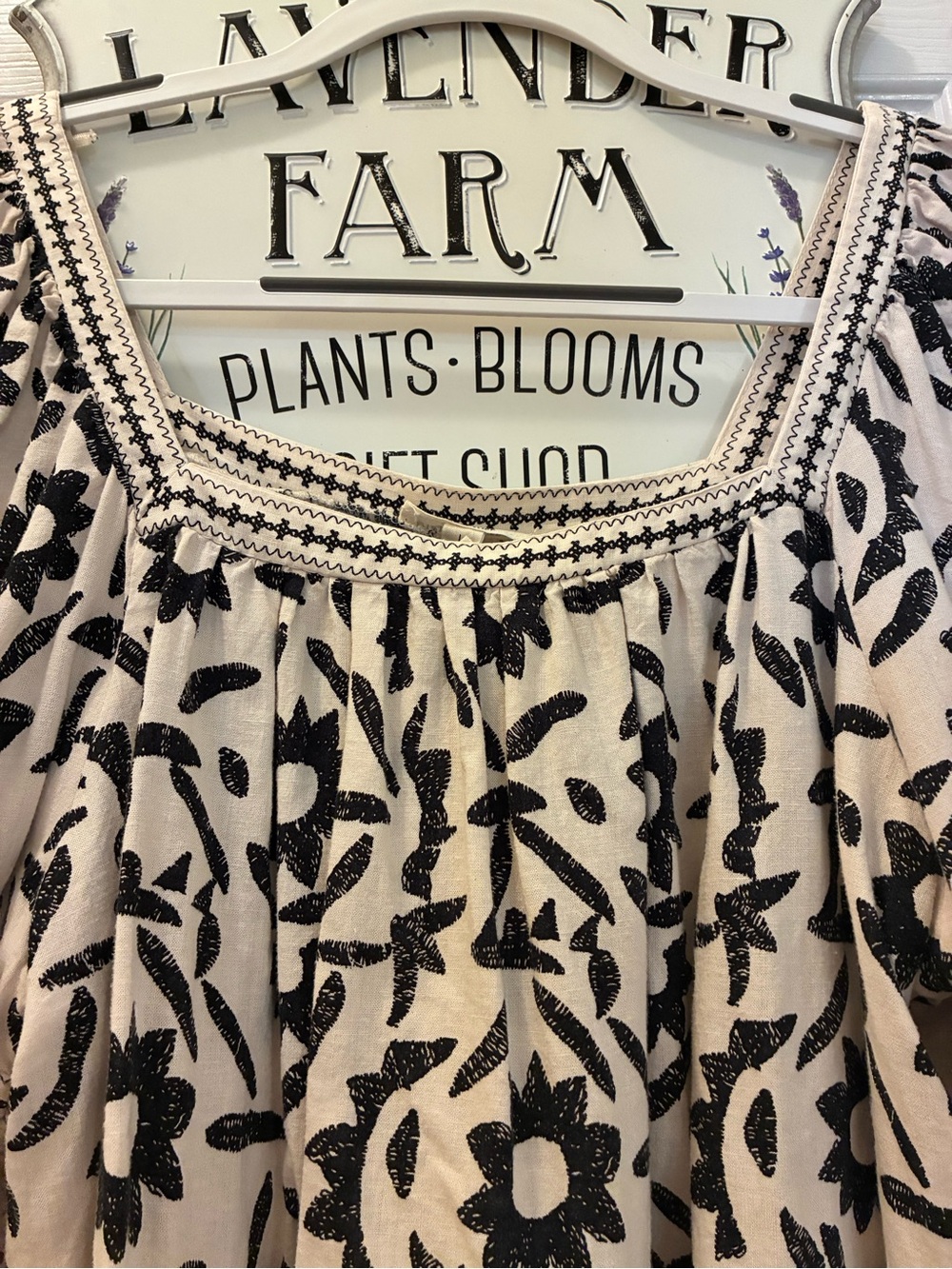 Christian Siriano Cream Blouse with Black Floral Motif and Crochet Trim - Picture 3 of 11